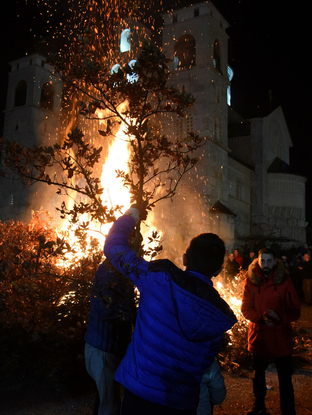 <p>Kako je proteklo današnje nalaganje badnjak ispred hrama Hristovog vaskrsenja u Podgorici možete vidjeti u galerijama naših fotoreportera Borisa Pejovića i Luke Zekovića</p>