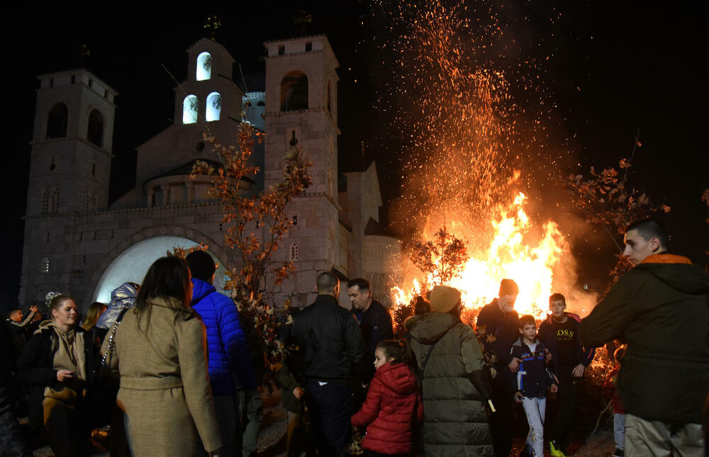 <p>Kako je proteklo današnje nalaganje badnjak ispred hrama Hristovog vaskrsenja u Podgorici možete vidjeti u galerijama naših fotoreportera Borisa Pejovića i Luke Zekovića</p>