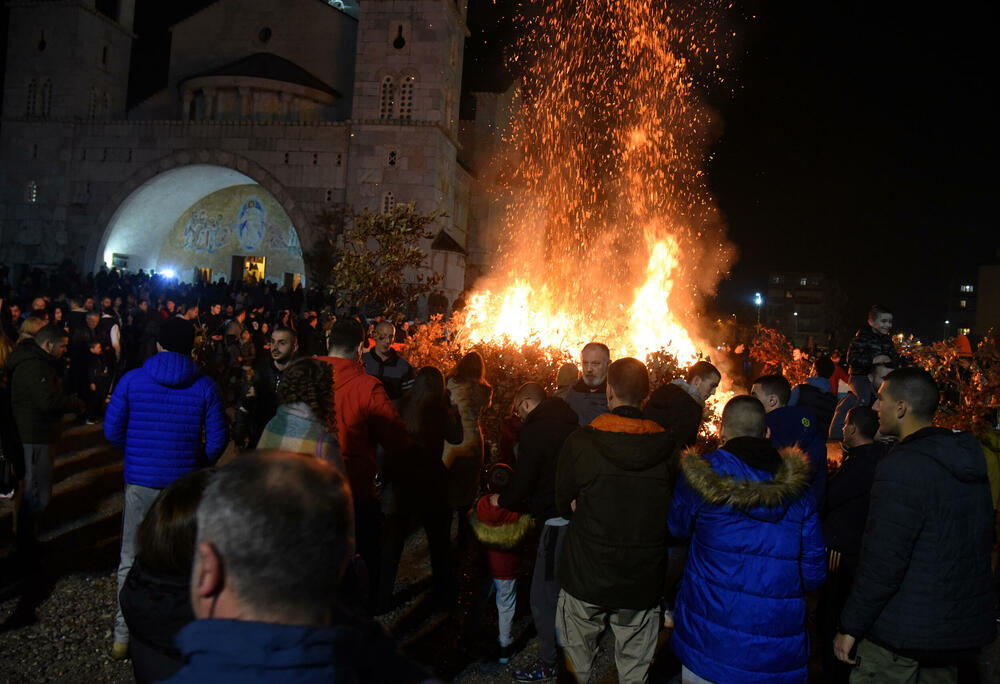 <p>Kako je proteklo današnje nalaganje badnjak ispred hrama Hristovog vaskrsenja u Podgorici možete vidjeti u galerijama naših fotoreportera Borisa Pejovića i Luke Zekovića</p>