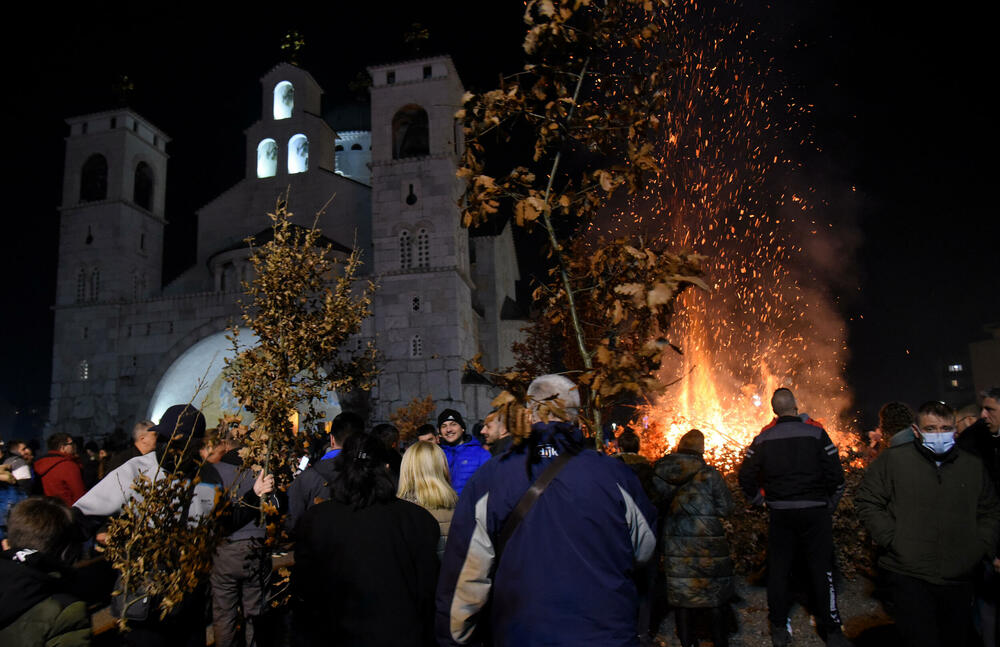 <p>Kako je proteklo današnje nalaganje badnjak ispred hrama Hristovog vaskrsenja u Podgorici možete vidjeti u galerijama naših fotoreportera Borisa Pejovića i Luke Zekovića</p>