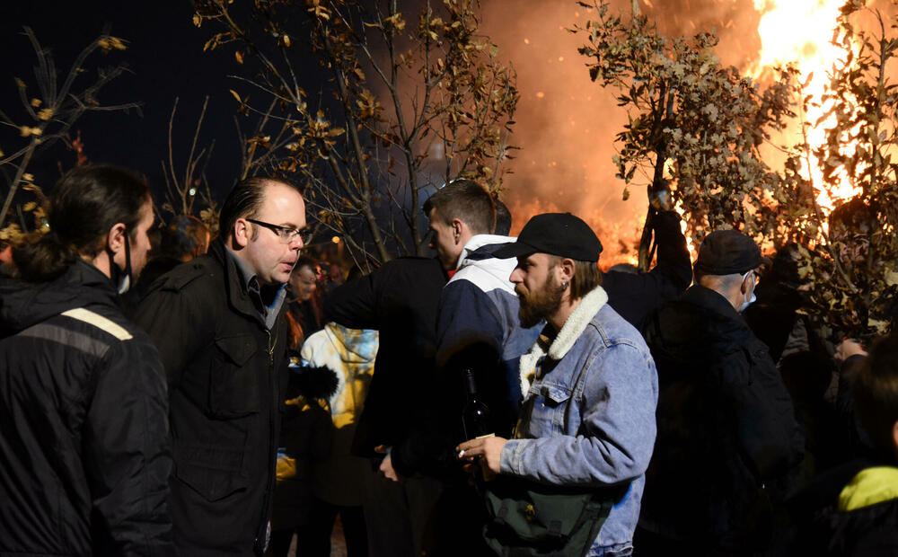 <p>Kako je proteklo današnje nalaganje badnjak ispred hrama Hristovog vaskrsenja u Podgorici možete vidjeti u galerijama naših fotoreportera Borisa Pejovića i Luke Zekovića</p>