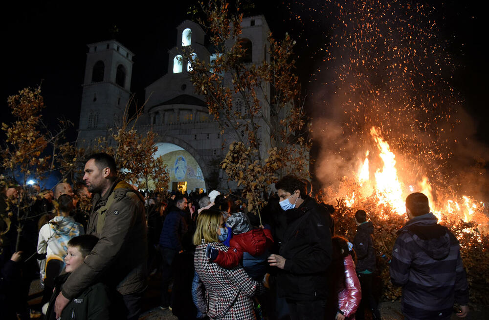 <p>Kako je proteklo današnje nalaganje badnjak ispred hrama Hristovog vaskrsenja u Podgorici možete vidjeti u galerijama naših fotoreportera Borisa Pejovića i Luke Zekovića</p>