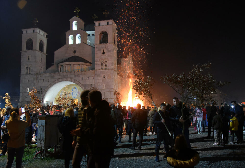 <p>Kako je proteklo današnje nalaganje badnjak ispred hrama Hristovog vaskrsenja u Podgorici možete vidjeti u galerijama naših fotoreportera Borisa Pejovića i Luke Zekovića</p>