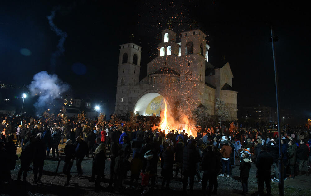 <p>Kako je proteklo današnje nalaganje badnjak ispred hrama Hristovog vaskrsenja u Podgorici možete vidjeti u galerijama naših fotoreportera Borisa Pejovića i Luke Zekovića</p>