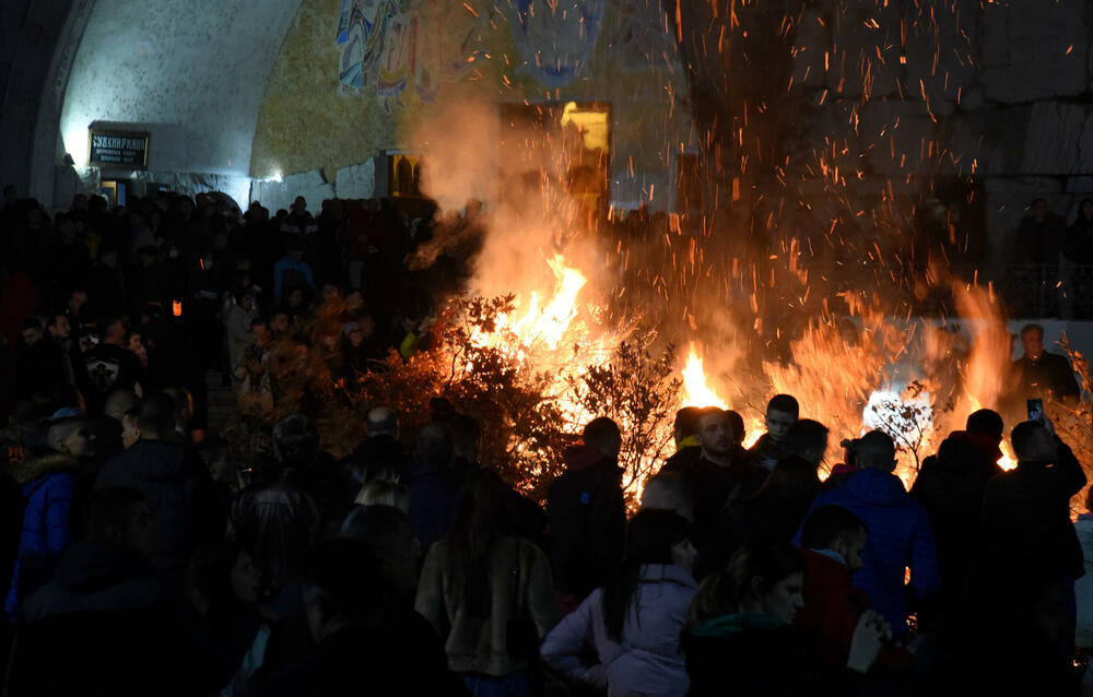 <p>Kako je proteklo današnje nalaganje badnjak ispred hrama Hristovog vaskrsenja u Podgorici možete vidjeti u galerijama naših fotoreportera Borisa Pejovića i Luke Zekovića</p>