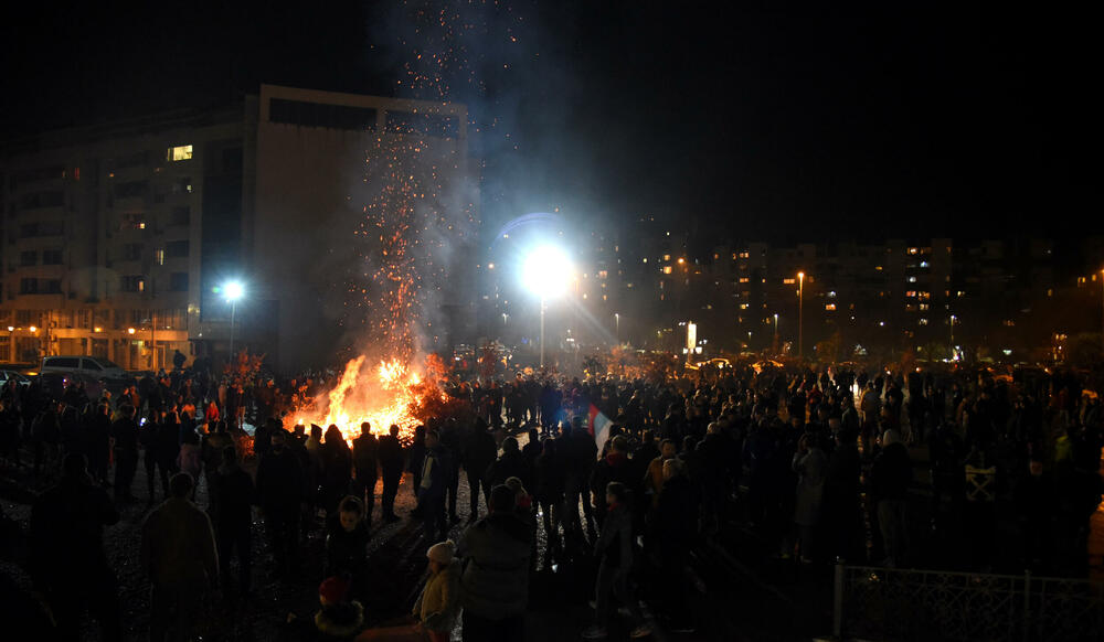 <p>Kako je proteklo današnje nalaganje badnjak ispred hrama Hristovog vaskrsenja u Podgorici možete vidjeti u galerijama naših fotoreportera Borisa Pejovića i Luke Zekovića</p>