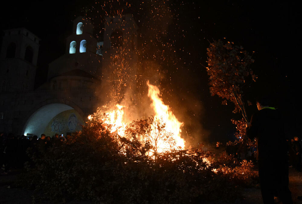 <p>Kako je proteklo današnje nalaganje badnjak ispred hrama Hristovog vaskrsenja u Podgorici možete vidjeti u galerijama naših fotoreportera Borisa Pejovića i Luke Zekovića</p>