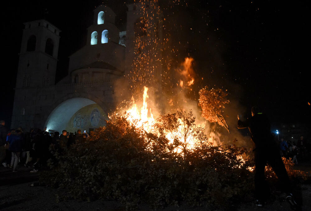 <p>Kako je proteklo današnje nalaganje badnjak ispred hrama Hristovog vaskrsenja u Podgorici možete vidjeti u galerijama naših fotoreportera Borisa Pejovića i Luke Zekovića</p>