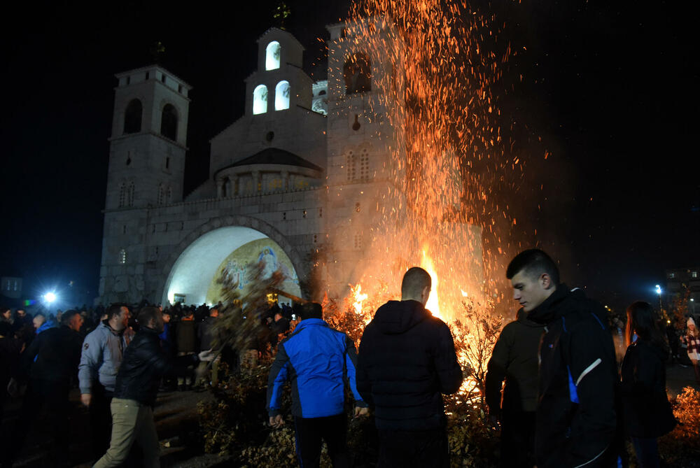 <p>Kako je proteklo današnje nalaganje badnjak ispred hrama Hristovog vaskrsenja u Podgorici možete vidjeti u galerijama naših fotoreportera Borisa Pejovića i Luke Zekovića</p>