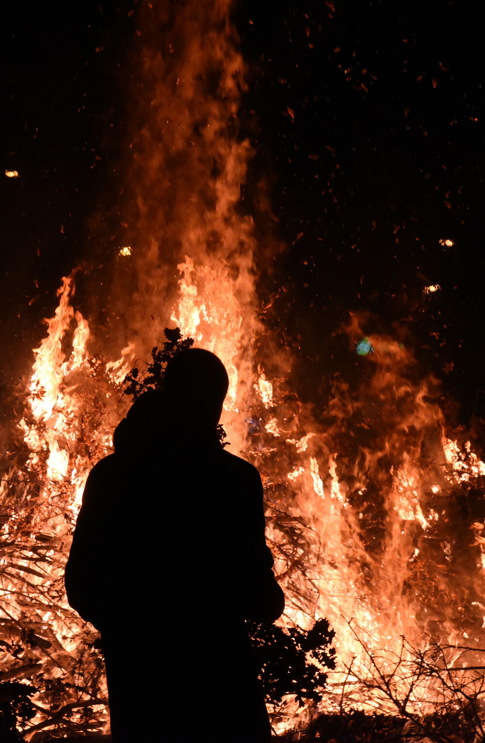 <p>Kako je proteklo današnje nalaganje badnjak ispred hrama Hristovog vaskrsenja u Podgorici možete vidjeti u galerijama naših fotoreportera Borisa Pejovića i Luke Zekovića</p>