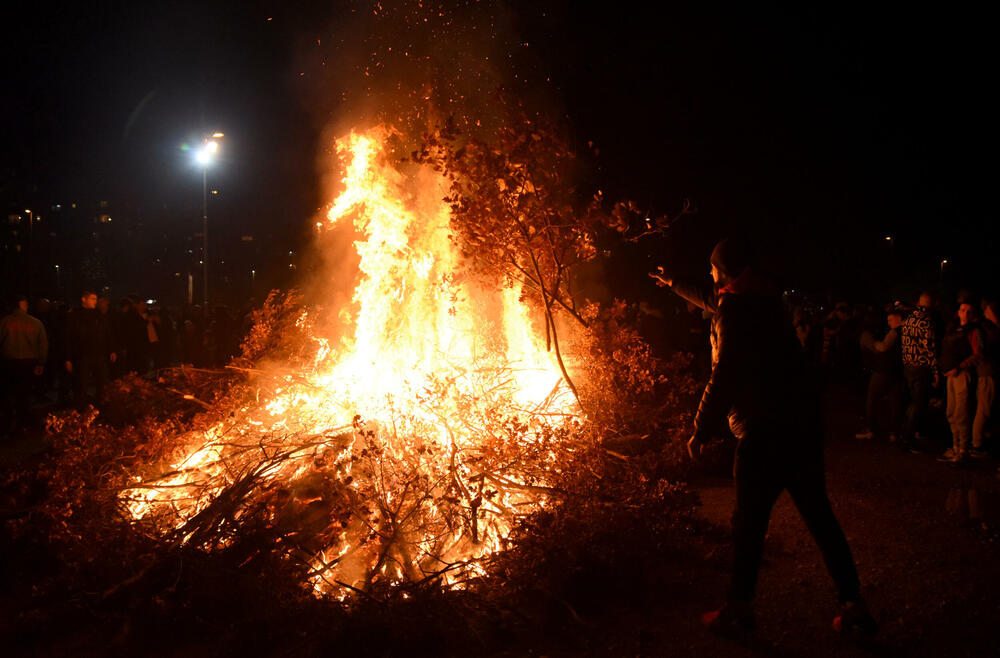 <p>Kako je proteklo današnje nalaganje badnjak ispred hrama Hristovog vaskrsenja u Podgorici možete vidjeti u galerijama naših fotoreportera Borisa Pejovića i Luke Zekovića</p>