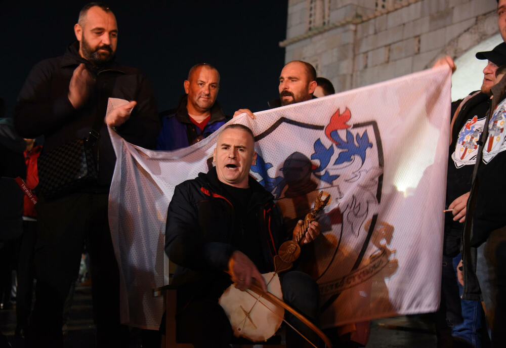 <p>Kako je proteklo današnje nalaganje badnjak ispred hrama Hristovog vaskrsenja u Podgorici možete vidjeti u galerijama naših fotoreportera Borisa Pejovića i Luke Zekovića</p>