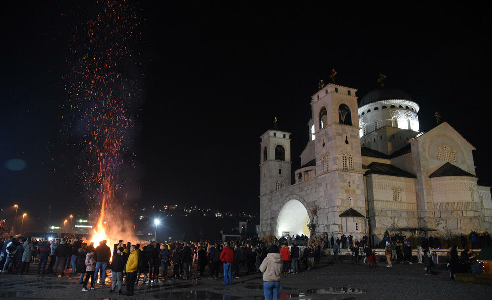 <p>Kako je proteklo današnje nalaganje badnjak ispred hrama Hristovog vaskrsenja u Podgorici možete vidjeti u galerijama naših fotoreportera Borisa Pejovića i Luke Zekovića</p>