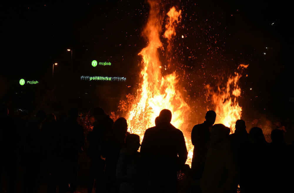 <p>Kako je proteklo današnje nalaganje badnjak ispred hrama Hristovog vaskrsenja u Podgorici možete vidjeti u galerijama naših fotoreportera Borisa Pejovića i Luke Zekovića</p>