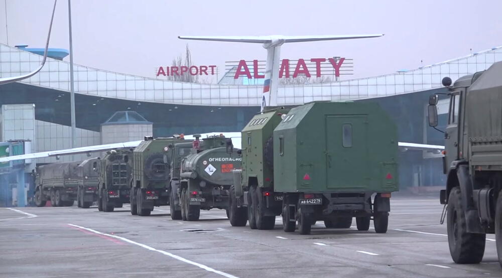 Ruska vojna vozila na aerodromu u Almati