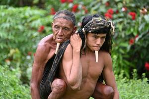 Amazonija: Pet sati nosio oca na leđima kroz šumu - da bi primio...