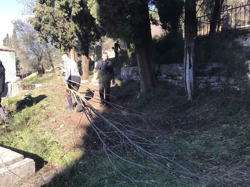 <p>Starješina crkve Mirčeta Šljivančanin ističe i da su se na taj potez odlučili zato što se groblje nalazi u blizini crkve, zbog "duga prema precima", ali i da uređivanje zahtijeva ozbiljniji pristup, te i da se vremenom uključi više činilaca u društvu</p>