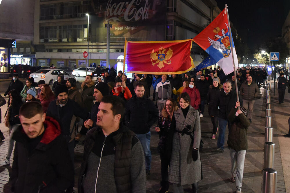 <p>Poslanik Demokrata Momo Koprivica najavio nova okupljanja, poručujući da prekrajanje izborne volje može sprovesti "samo onaj ko je debelo umiješan u korupciju"; Predsjednik PIR-a Momo Joksimović pozvao lidere parlamentarne većine da dogovorom riješe krizu vlasti</p>  <div contenteditable="false" tabindex="-1"> </div>