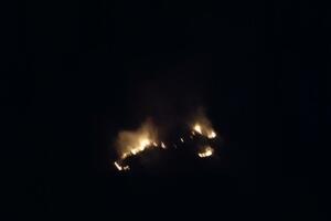 Požar u blizini Drenoštice: Gori nisko rastinje, kuće nijesu...