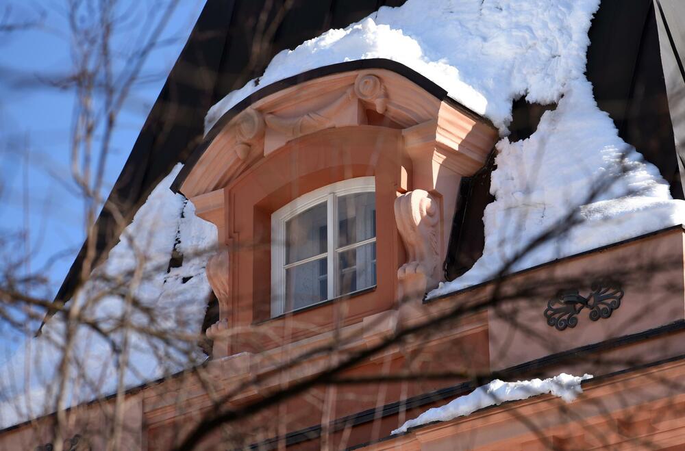 <p>Prema zvaničnim podacima visina sniježnog pokrivača na Cetinju je 33 centimetra. Mnogi Cetinjani iskoristili su sunčan dan za šetnju, a bilo je i onih koji su sa lopatama u rukama čistili prilaze kućama, ili uklanjali snijeg sa svojih automobila. U galeriji pogledajte šta je danas na Cetinju zabilježio naš fotoreporter Boris Pejović.</p>