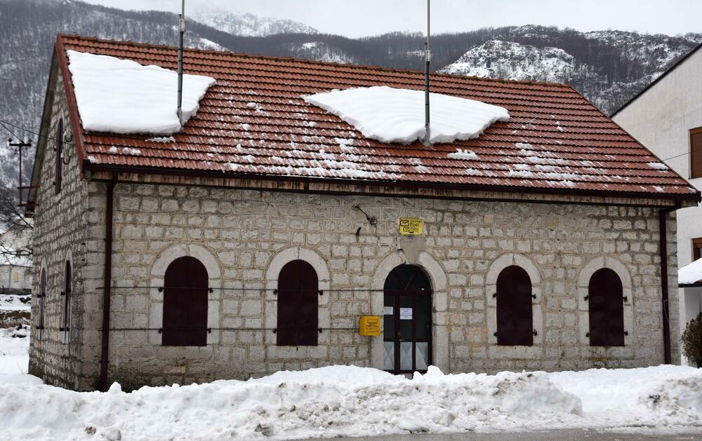 <p>Pored muzeja nalazi se i dvor knjaza i kralja Nikole, velika kuća u kojoj je rođen, koja za razliku od muzeja izgleda prilično zapušteno U blizini je i ruševina velike stare kuće, gdje su živjeli roditelji vladike Rada</p>