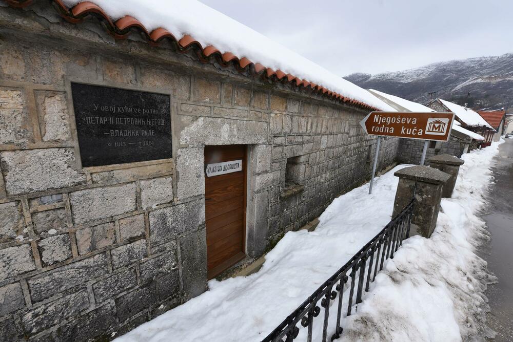 <p>Pored muzeja nalazi se i dvor knjaza i kralja Nikole, velika kuća u kojoj je rođen, koja za razliku od muzeja izgleda prilično zapušteno U blizini je i ruševina velike stare kuće, gdje su živjeli roditelji vladike Rada</p>