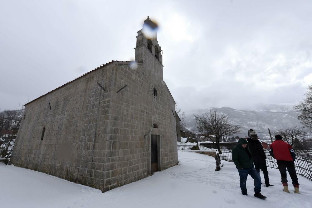 <p>Pored muzeja nalazi se i dvor knjaza i kralja Nikole, velika kuća u kojoj je rođen, koja za razliku od muzeja izgleda prilično zapušteno U blizini je i ruševina velike stare kuće, gdje su živjeli roditelji vladike Rada</p>