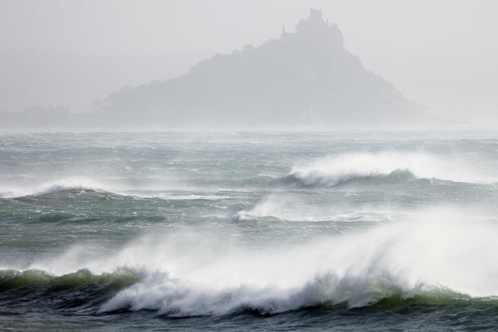 <p>Oluja "Junis", koja je počela u centralnom Atlantiku i preokrenula se od Azora ka Evropi, nosi sa sobom vjetar ekstremne brzine koji predstavlja opasnost po život, saopštila je britanska meteorološka kancelarija</p>