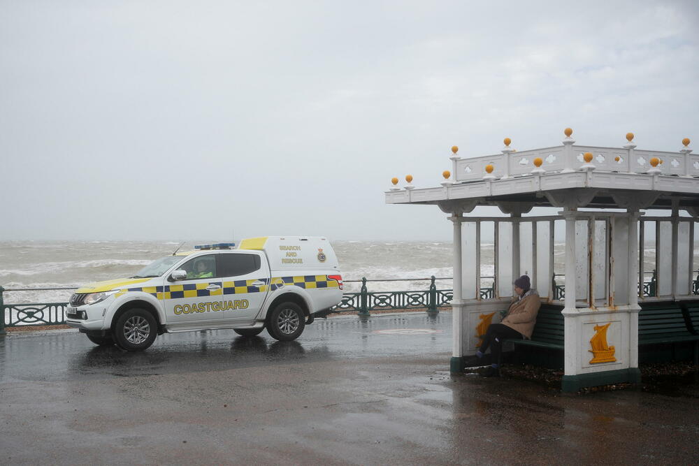 <p>Oluja "Junis", koja je počela u centralnom Atlantiku i preokrenula se od Azora ka Evropi, nosi sa sobom vjetar ekstremne brzine koji predstavlja opasnost po život, saopštila je britanska meteorološka kancelarija</p>