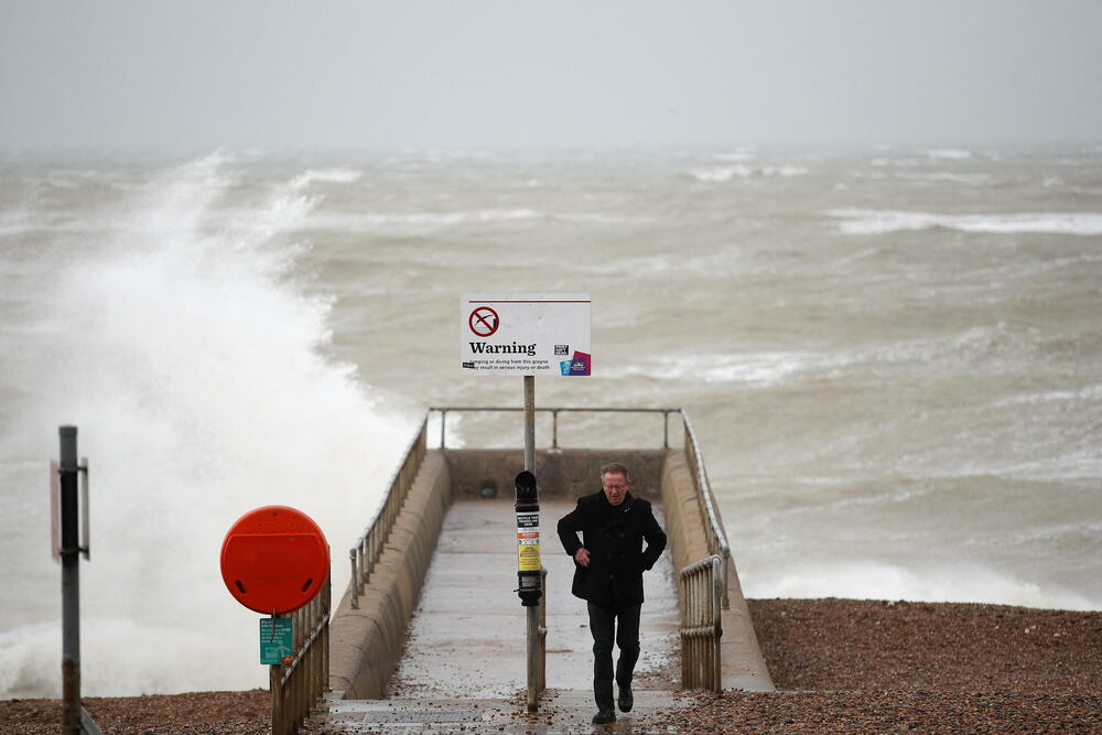 <p>Oluja "Junis", koja je počela u centralnom Atlantiku i preokrenula se od Azora ka Evropi, nosi sa sobom vjetar ekstremne brzine koji predstavlja opasnost po život, saopštila je britanska meteorološka kancelarija</p>