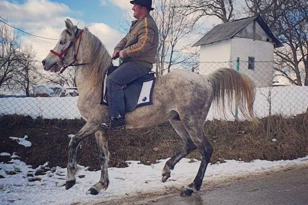 Suad Hot na svom imanju, Foto: Privatna arhiva