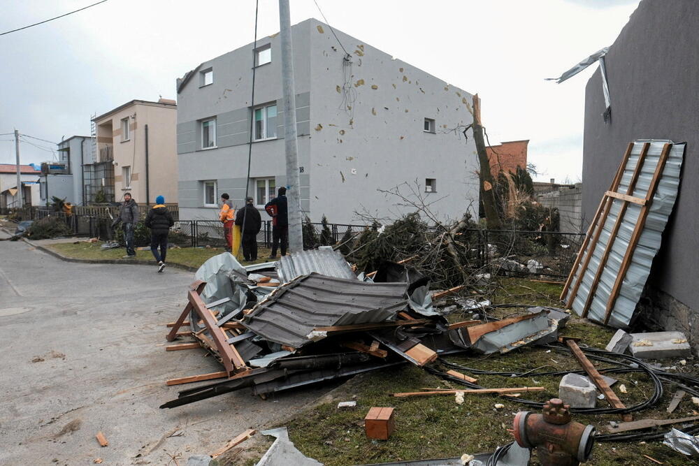 <p>Na Baltiku na sjeveru Poljske udari vjetra nad morem dostižu povremeno 120km na sat i Hidrometeorološki zavod izdao je upozorenje trećeg, najvišeg stepena uzbune zbog orkanskog vjetra u kome se upozorava na moguće velike materijalne štete</p>