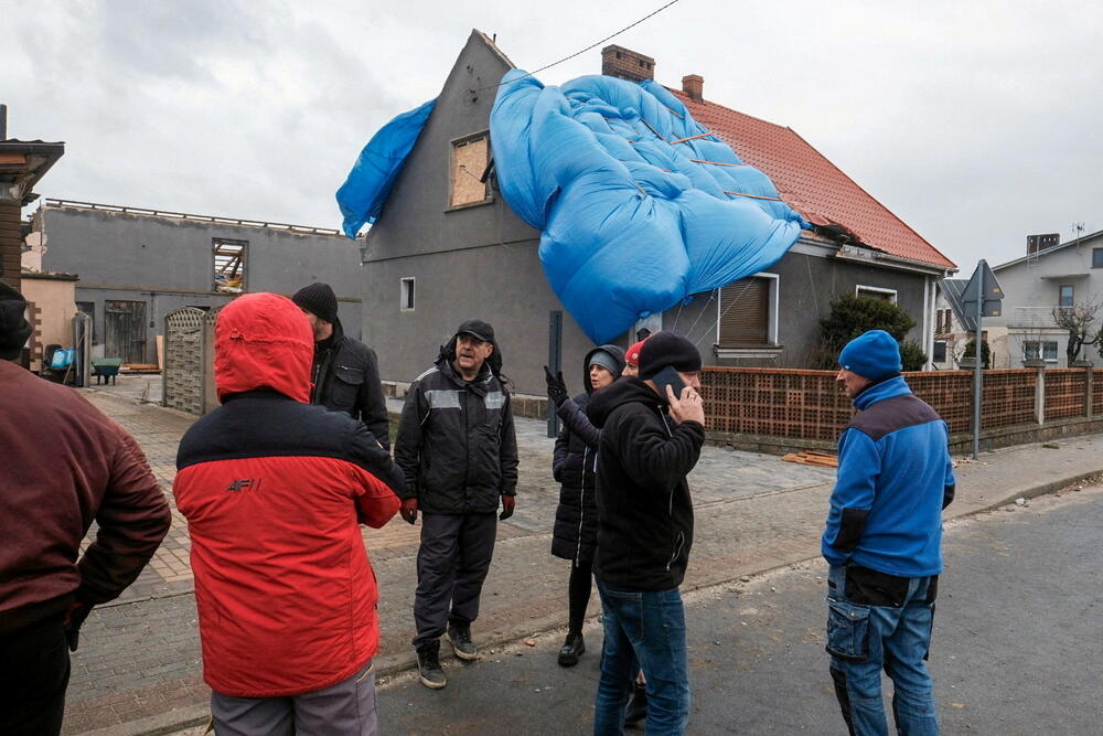 <p>Na Baltiku na sjeveru Poljske udari vjetra nad morem dostižu povremeno 120km na sat i Hidrometeorološki zavod izdao je upozorenje trećeg, najvišeg stepena uzbune zbog orkanskog vjetra u kome se upozorava na moguće velike materijalne štete</p>