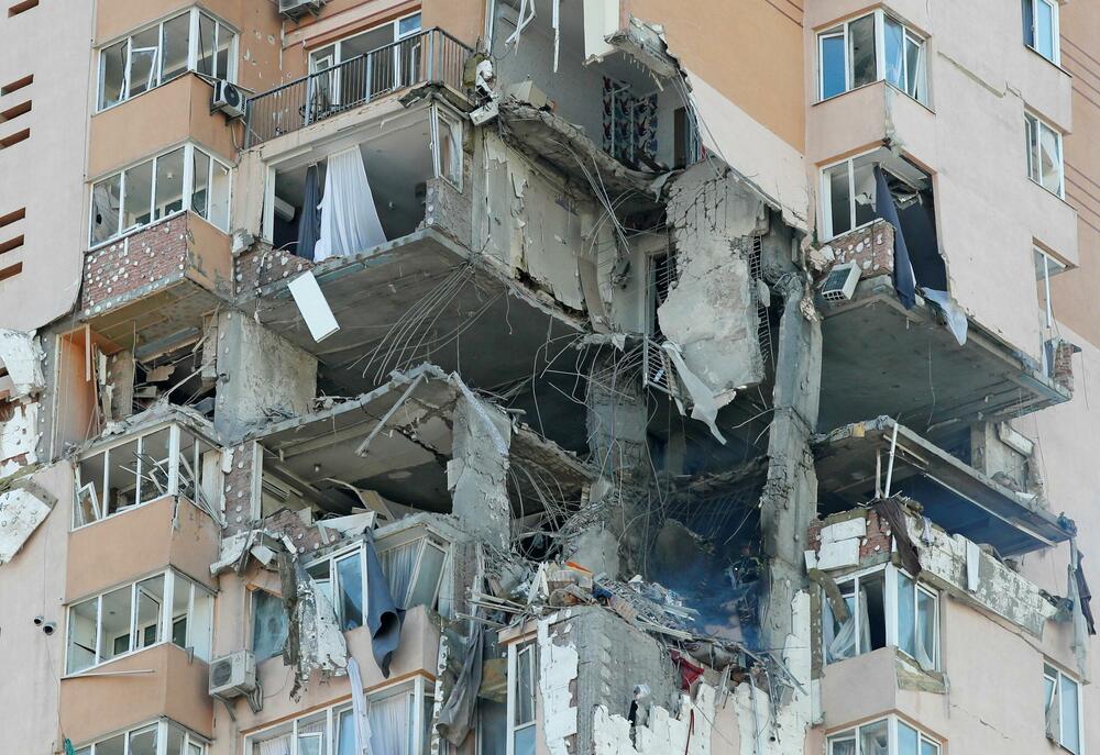 <p>Na jednoj slici se vidi i trenutak kako civili i snage bezbjednosti leže na ulici i drže ruke na ušima dok se oglašavaju sirene za uzbunu.</p>