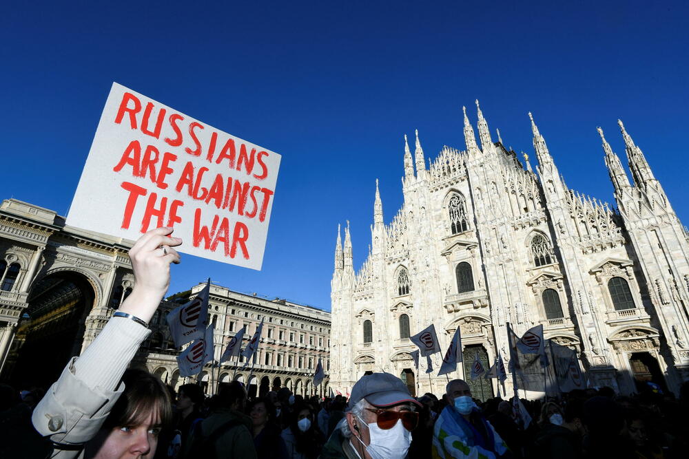 <p>Stotine ljudi protestovalo je u Londonu, Milanu, Budimpešti, Ankari, Tokiju, Tajvanu uzvikujući "Stop ratu!" i "Mir u Ukrajini", "Stani uz Ukrajinu!" i "Slava Ukrajini!"</p>