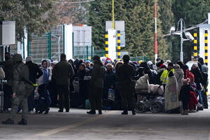 Skoro 120.000 Ukrajinaca napustilo zemlju, kolone na granični...