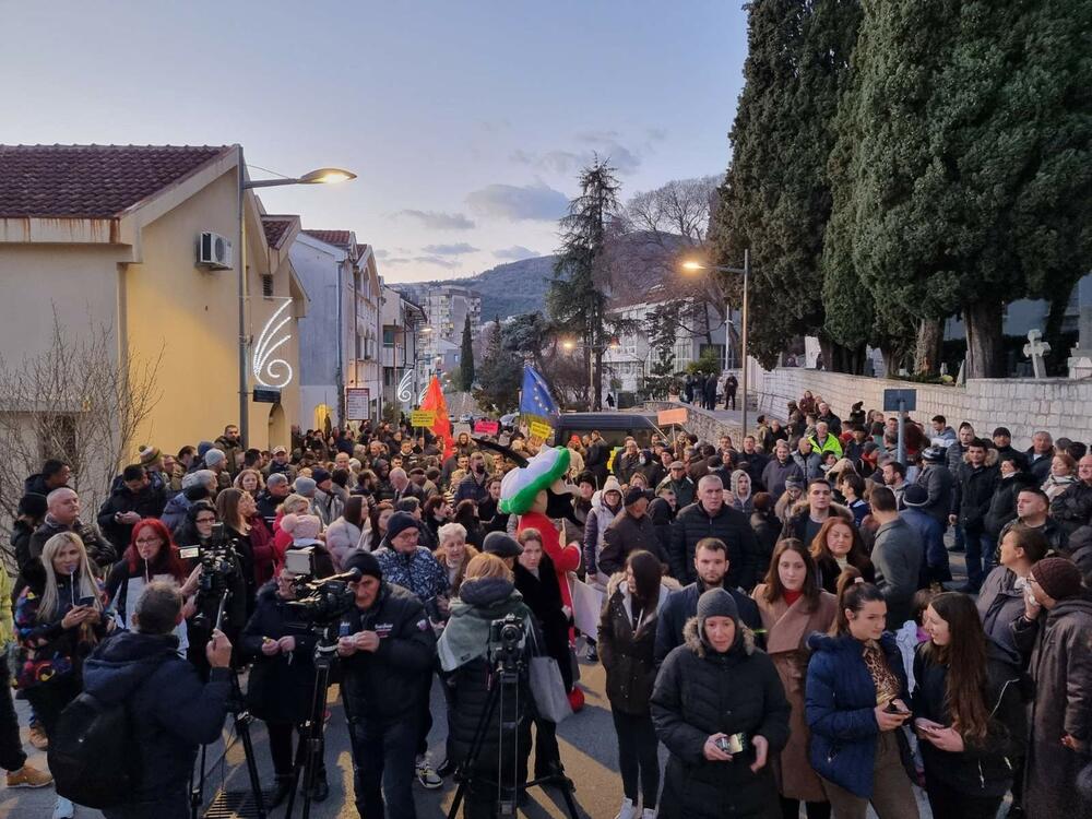 <p>"Ponosan sam na sve što smo i što ćemo uraditi. Pokazali smo i dokazali da i u ovakvoj Crnoj Gori se može ako se ne krade i otima priuštiti narodnu ono što mu pripada"</p>