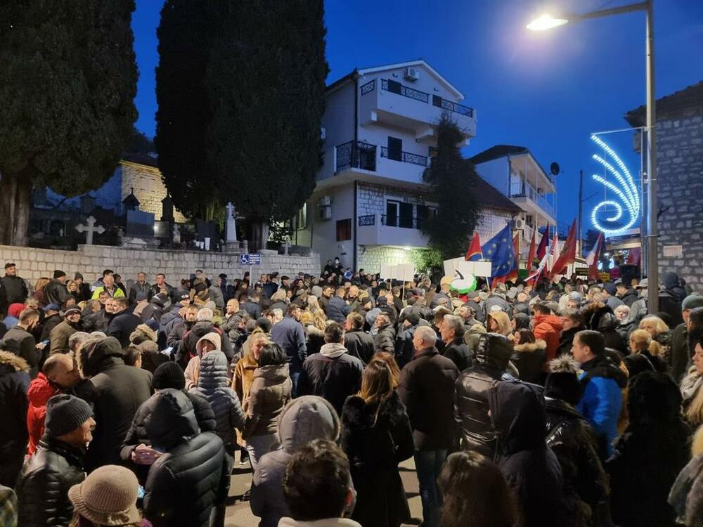 <p>"Ponosan sam na sve što smo i što ćemo uraditi. Pokazali smo i dokazali da i u ovakvoj Crnoj Gori se može ako se ne krade i otima priuštiti narodnu ono što mu pripada"</p>