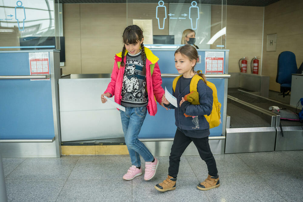 <p>Portparolka ACG Milica Dabanović navela je da je osoblje Aerodroma na kratko preuzelo ulogu nastavnika i vaspitača, dodajući da su djeca, nakon što su prošla potrebne kontrole, izašla na aerodromsku pistu</p>