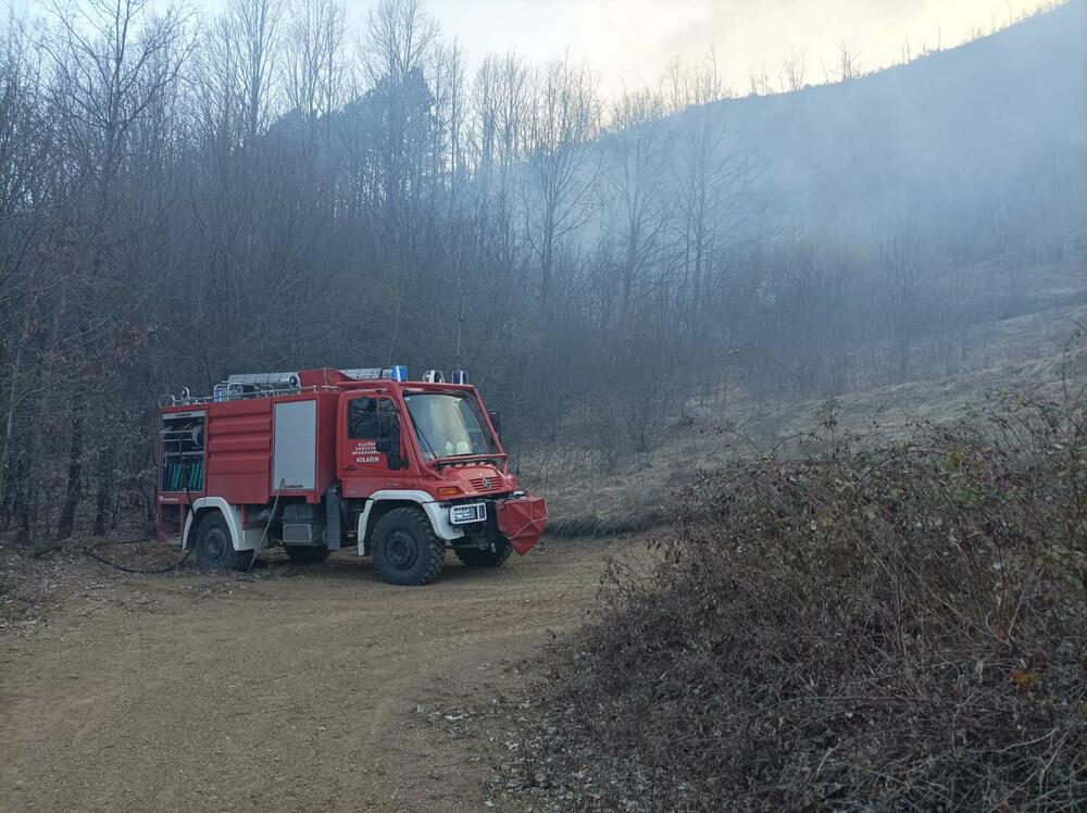 <p>"Dosta smo ugasili. Na više lokacija smo, zajedno sa mještanima, „presjekli“ širenje vatre. Mnogi mještani su se odazvali i branili svoja imanja i objekte sa nama", kazao je komandir Službe zaštite i spasavanja Željko Darmanović</p>