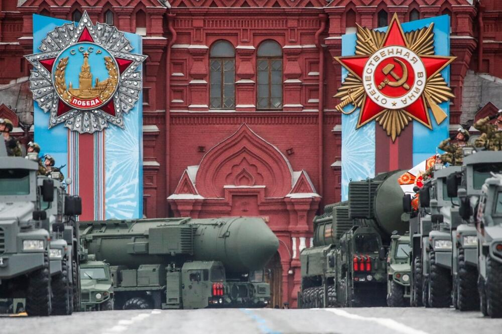 Ruska vojna vozila, uključujući sisteme interkontinentalnih balističkih raketa Jars na paradi u Moskvi 2021, Foto: Rojters