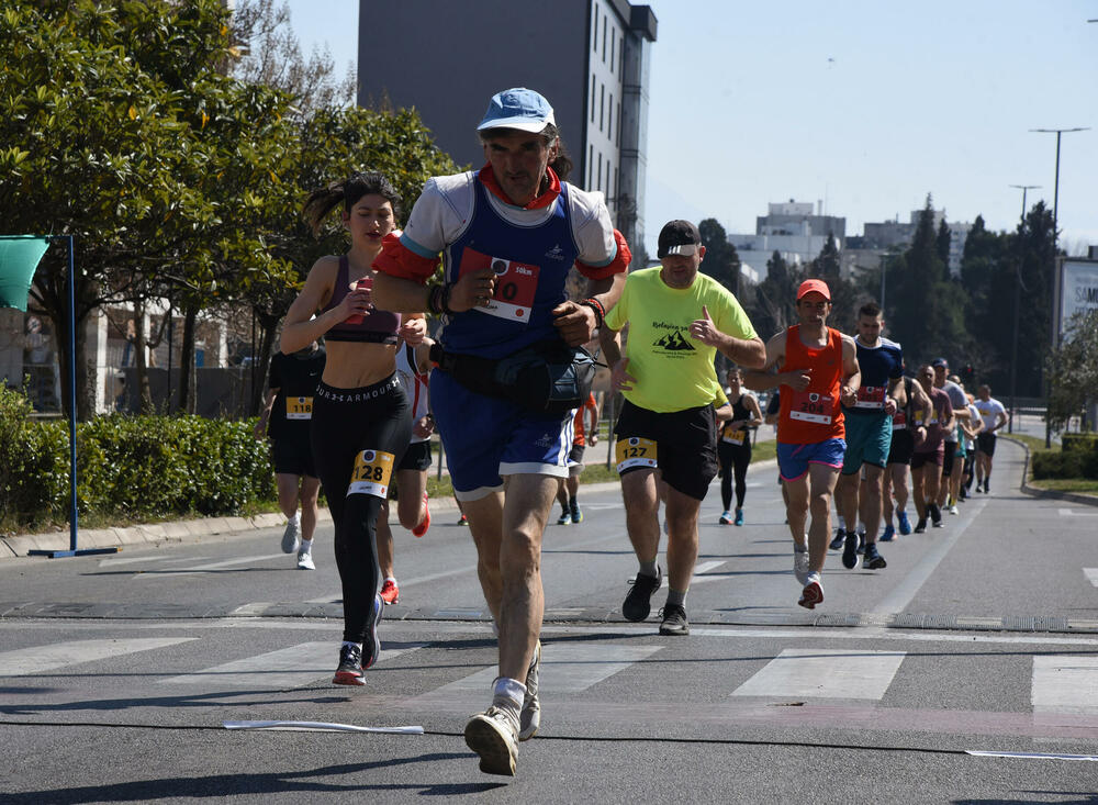 <p>Ultramaratonci trče ulicom Crnogorskih serdara, pored brda Ljubović. Kružna staza duga je kilometar</p>