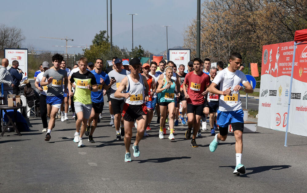 <p>Ultramaratonci trče ulicom Crnogorskih serdara, pored brda Ljubović. Kružna staza duga je kilometar</p>