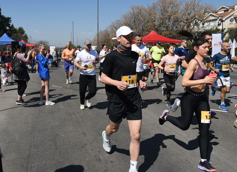 <p>Ultramaratonci trče ulicom Crnogorskih serdara, pored brda Ljubović. Kružna staza duga je kilometar</p>