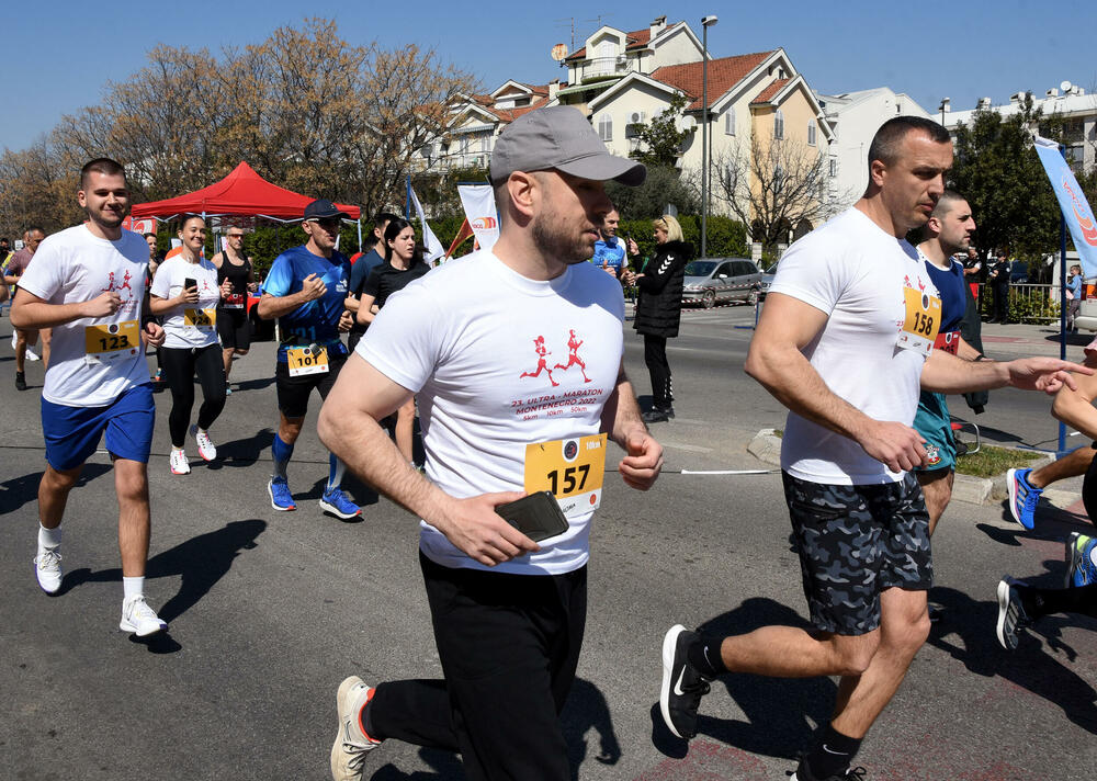 <p>Ultramaratonci trče ulicom Crnogorskih serdara, pored brda Ljubović. Kružna staza duga je kilometar</p>