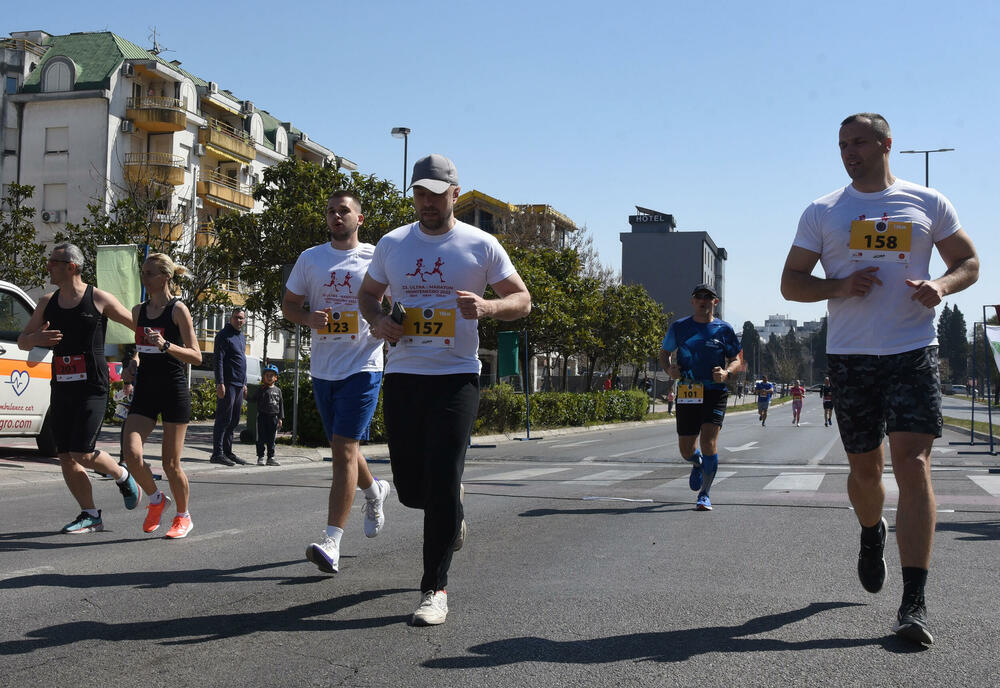 <p>Ultramaratonci trče ulicom Crnogorskih serdara, pored brda Ljubović. Kružna staza duga je kilometar</p>