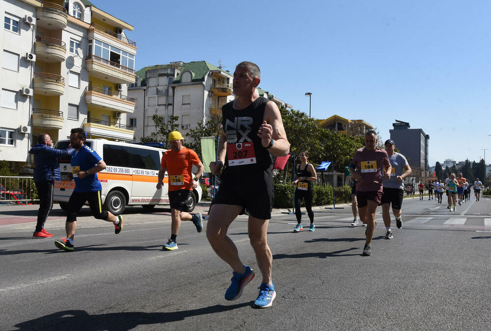 <p>Ultramaratonci trče ulicom Crnogorskih serdara, pored brda Ljubović. Kružna staza duga je kilometar</p>