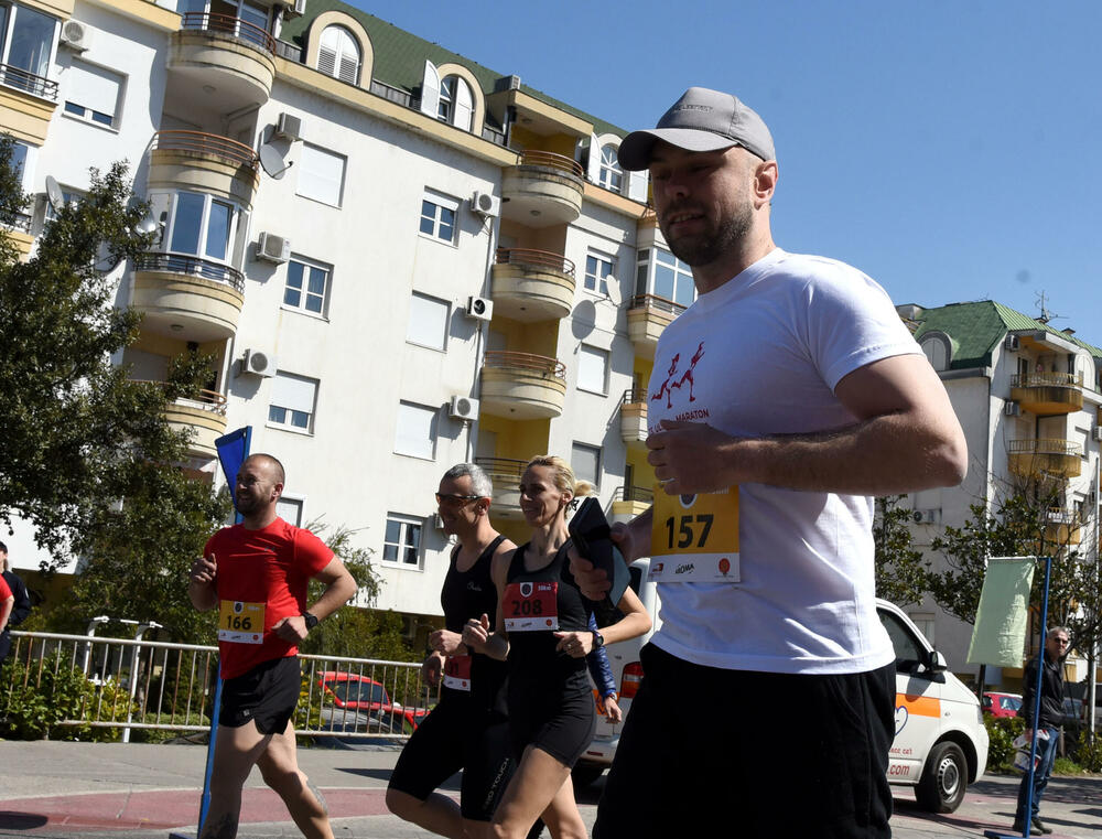 <p>Ultramaratonci trče ulicom Crnogorskih serdara, pored brda Ljubović. Kružna staza duga je kilometar</p>