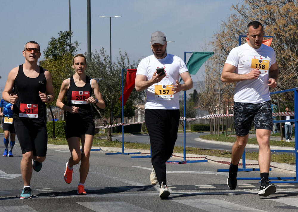 <p>Ultramaratonci trče ulicom Crnogorskih serdara, pored brda Ljubović. Kružna staza duga je kilometar</p>