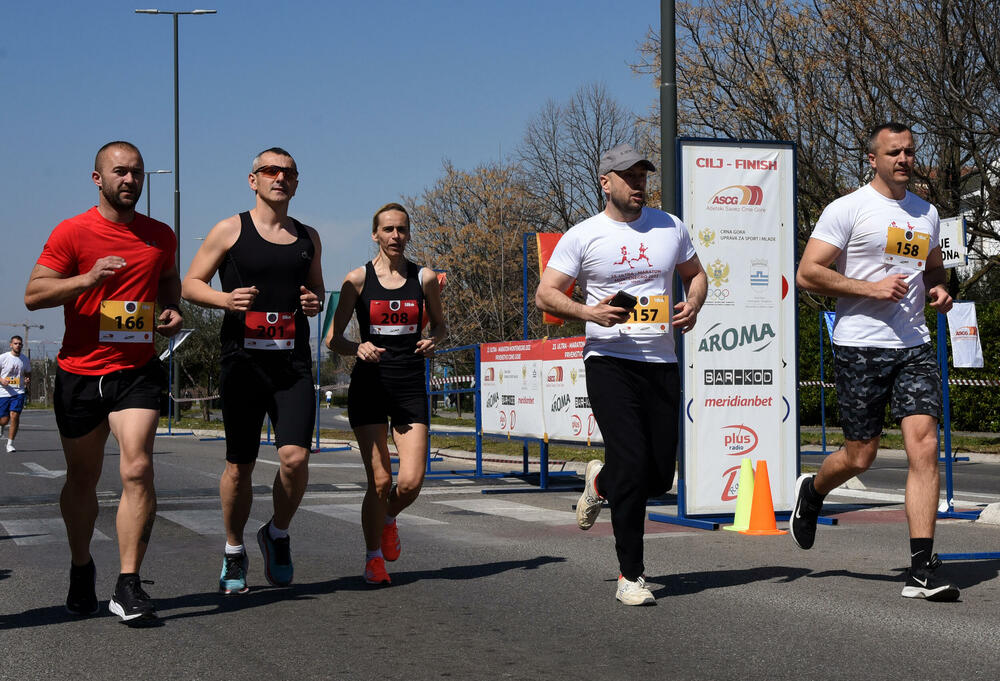 <p>Ultramaratonci trče ulicom Crnogorskih serdara, pored brda Ljubović. Kružna staza duga je kilometar</p>